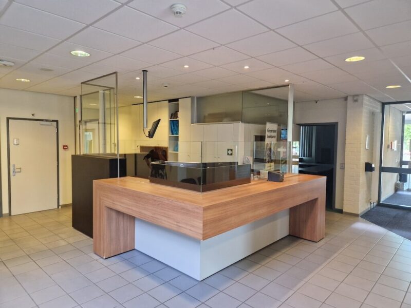 Balie met glazen wanden (na)