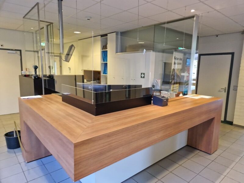 balie met kunstsofplaten (voor)