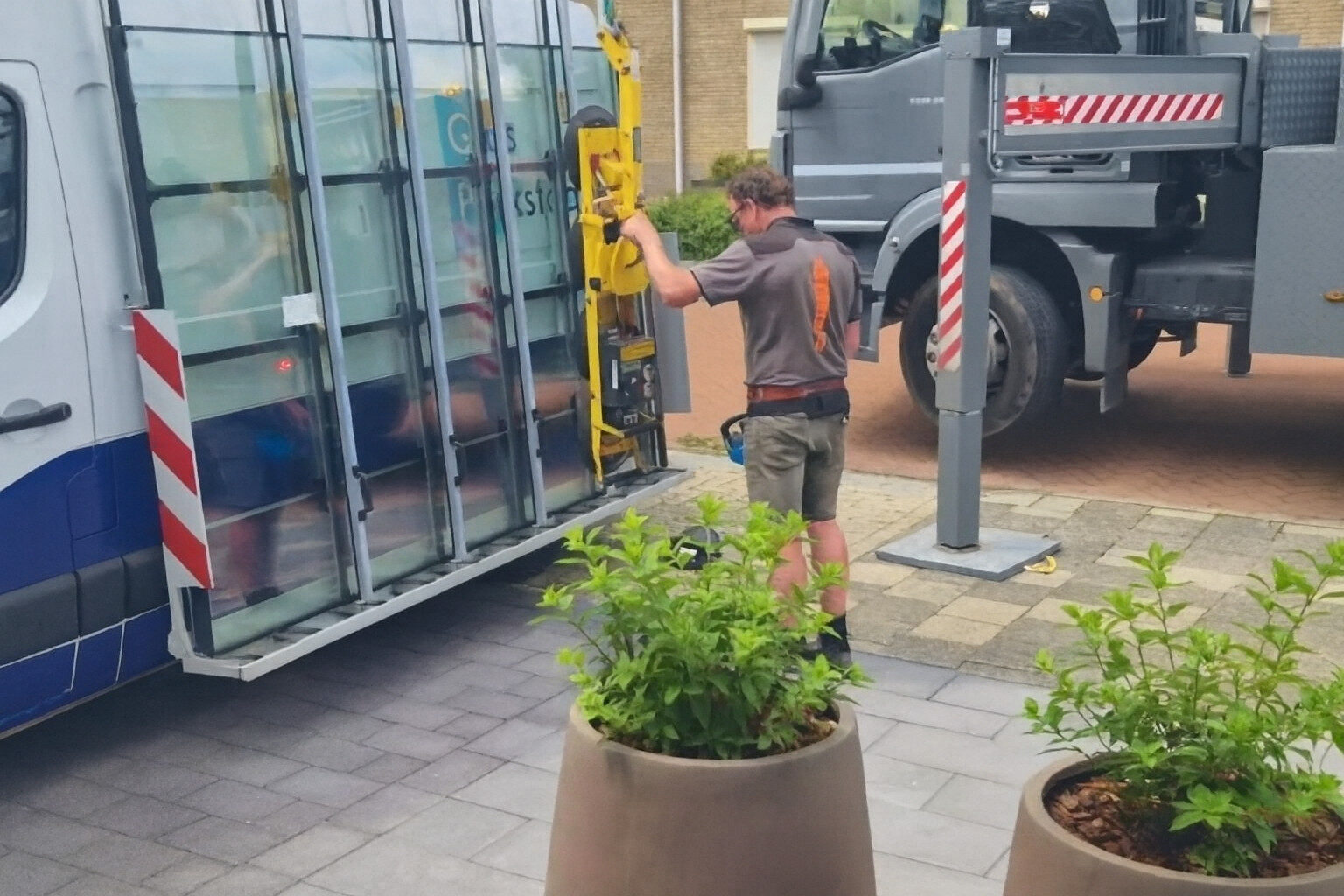 glas parkstad aan het monteren